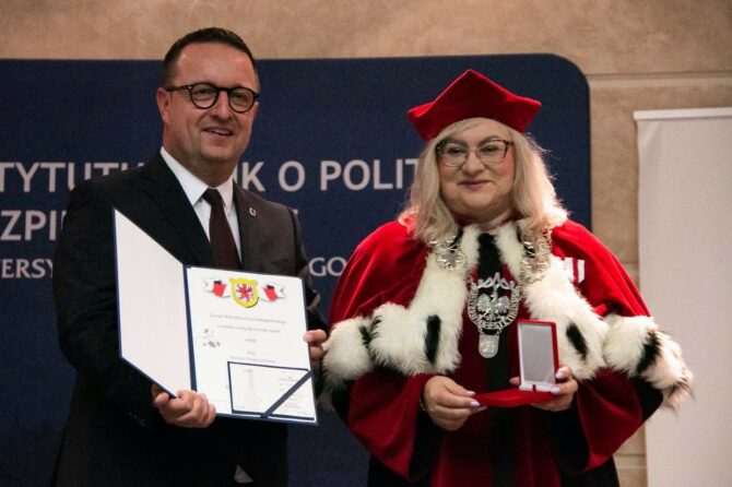 Prof. dr hab. Renata Podgórzańska uhonorowana Srebrną Odznaką Honorową Gryfa Zachodniopomorskiego!