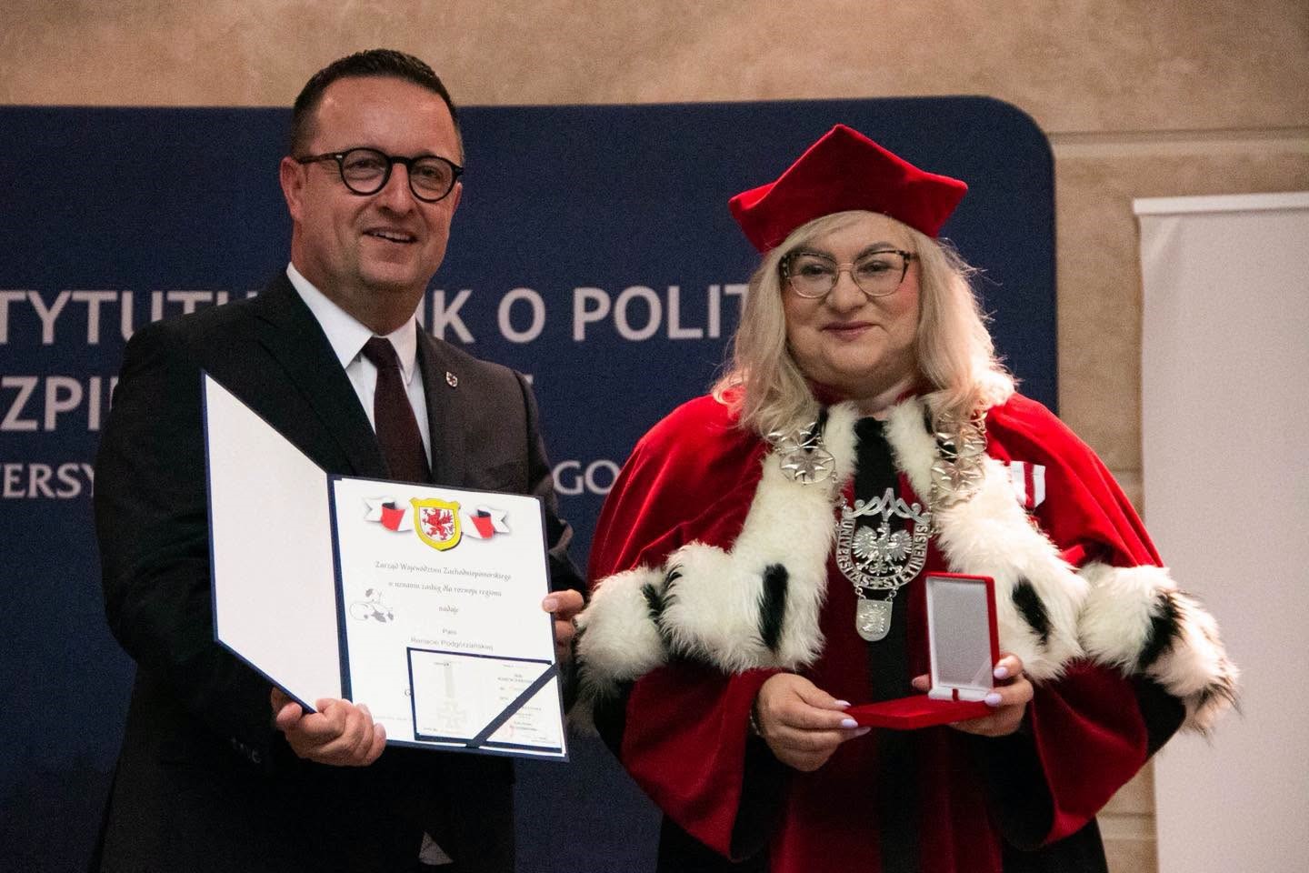 Prof. dr hab. Renata Podgórzańska uhonorowana Srebrną Odznaką Honorową Gryfa Zachodniopomorskiego!